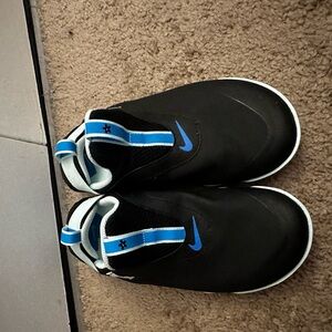 Nike zoom pulse nursing all day  Black and Blue Slip-On Shoes size 7